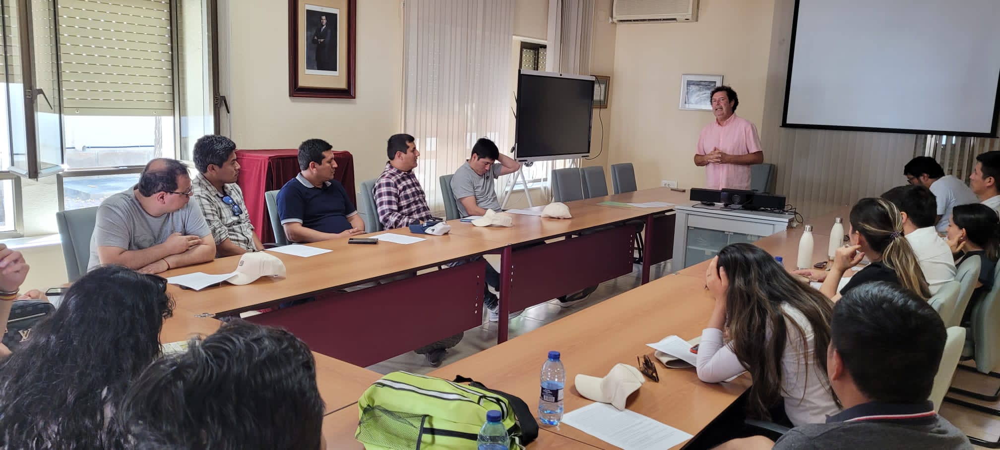 Alumnos del máster de Agronegocios de la Universidad Católica de Ávila visitan el IMIDA para conocer los proyectos de investigación que lleva a cabo